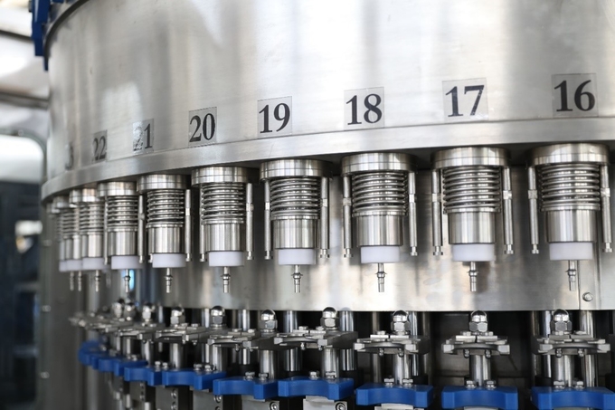 Automatisch Schlagfüllende mit einer Kappe bedeckende professionelle flüssige Füllmaschine Combiblock